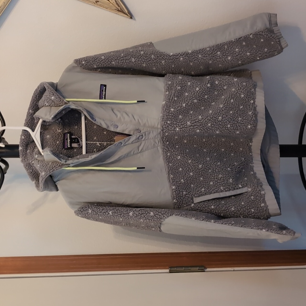 Patagonia Gray Ski Jacket for Winter Adventures